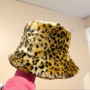 🌸Plush Leopard Bucket Hat